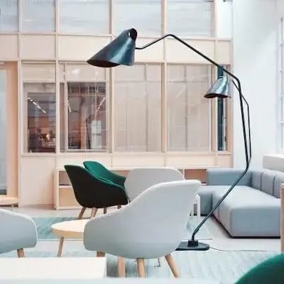 Salón de diseño con sillones blancos