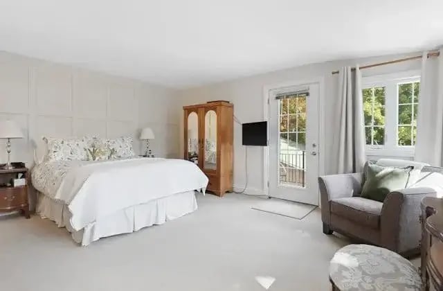 Habitación amplia con un armario antiguo