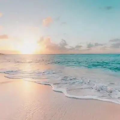 Ola en una playa al atardecer